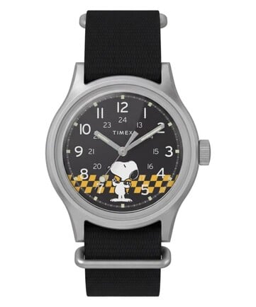 Vista frontal do Peanuts x Timex MK1, mostrando seu mostrador preto, algarismos arábicos, ponteiros e marcadores luminosos e o desenho do Snoopy em xadrez.