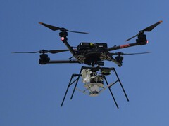 Um drone airbone carregando o paraquedas (Fonte da imagem: NASA e Christopher LC Clark; cortado)