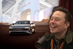 Ellon Musk foi às mídias sociais para zombar da Lucid por adotar o hardware de carregamento NACS da Tesla. (Fonte da imagem: PowerfulJRE no YouTube/Tesla/Lucid - editado)