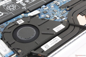 A solução de resfriamento consiste em uma única ventoinha de ~60 mm e dois tubos de calor curtos de cobre