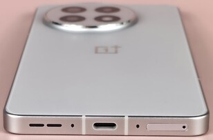 Lado inferior do gabinete (alto-falantes, microfone, porta USB, microfone, slot para cartão)