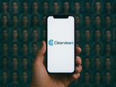 Smartphone com Clearview AI, banco de dados de rostos em segundo plano (Fonte da imagem: AI-generated)