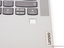 O sensor de impressão digital é colocado em uma posição facilmente acessível embaixo do teclado.
