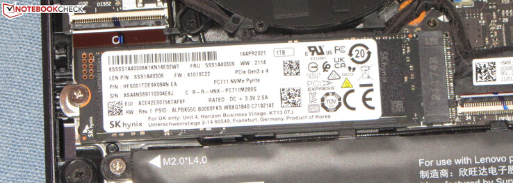 Um SSD NVMe serve como acionamento do sistema.
