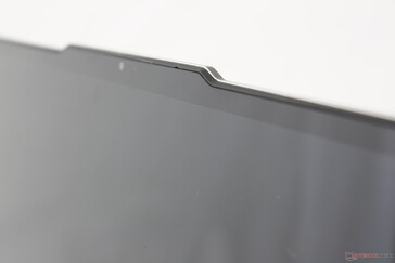 A luneta superior se projeta muito como em alguns laptops Lenovo Yoga mais novos