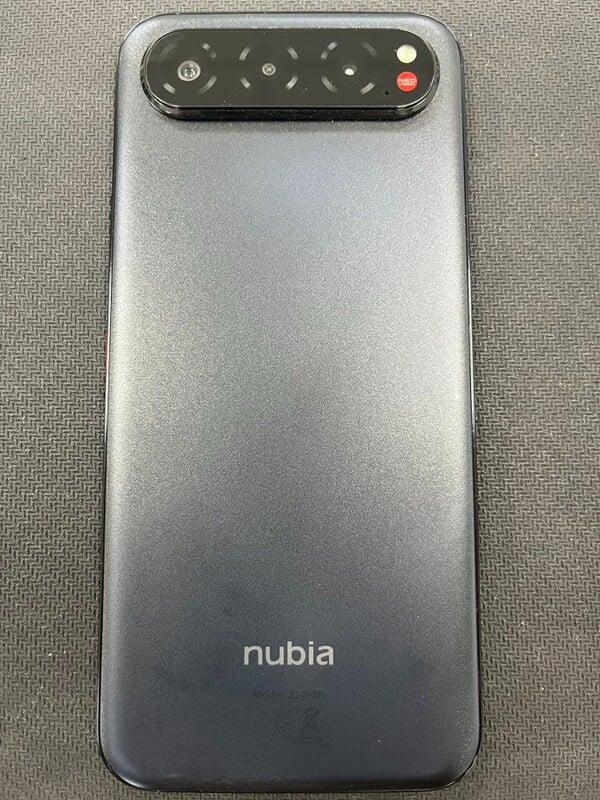 Uma foto ao vivo do Nubia Air mostrando sua parte traseira curva com acabamento metálico. (Fonte da imagem: Evan Blass)