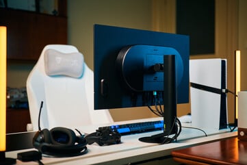 Ergonomia voltada para os esportes eletrônicos: o perfil traseiro do Sony Inzone M10S II revela seu painel OLED ultrafino, design discreto e base circular compacta, projetada para liberar espaço no tapete de mesa para movimentos do mouse com baixo DPI.