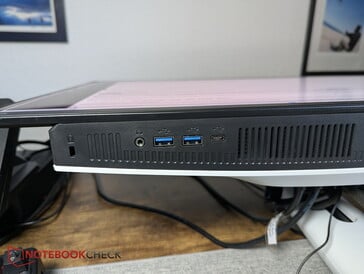 Saídas na parte inferior: trava Kensington, conector de áudio, 2 portas USB-A, USB-C