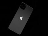 A parte traseira de um iPhone com o logotipo da Apple em um fundo preto