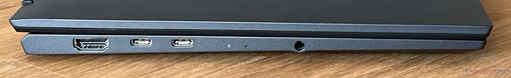 Esquerda: HDMI 2.1, 2x USB-C 4.0 com Thunderbolt 4 (40 GBit/s, modo DisplayPort ALT, Power Delivery 3.0), áudio de 3,5 mm