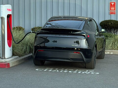 A nova cor Diamond Black Model Y é brilhante de longe, mas mais complexa de perto. (Fonte da imagem: Sawyer Merritt/X)