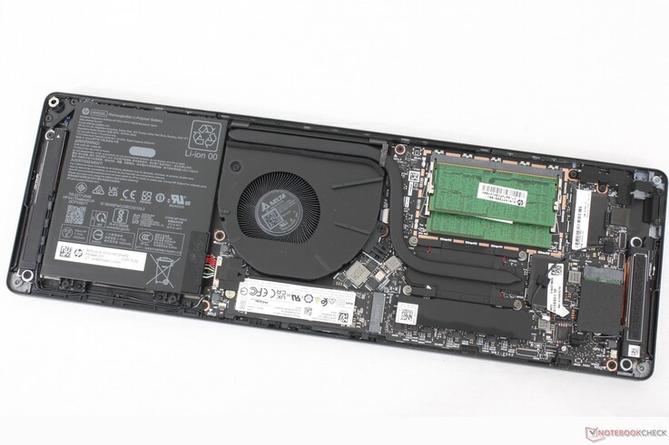 Placa-mãe EliteBoard G1a e bateria na parte inferior da plataforma