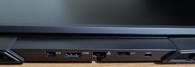 Conectores traseiros: mini DisplayPort 1.4a, HDMI 2.1, conector de 2,5 GbE, conector de energia, trava Kensington