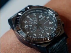 Uma foto em close-up do Citizen Nighthawk CA0897-04H com seu mostrador cinza escuro.