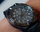 Uma foto em close-up do Citizen Nighthawk CA0897-04H com seu mostrador cinza escuro.