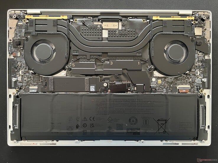 Dell XPS 14 para comparação. A solução de resfriamento é ligeiramente alterada se configurada com a placa de vídeo RTX 4050