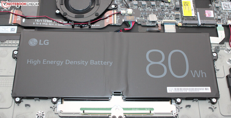 A bateria oferece uma capacidade de 80 Wh.