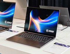 O MSI Prestige 13 de última geração pesa menos de um quilo. (Fonte da imagem: ETA Prime, YouTube)