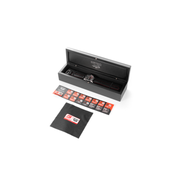 A caixa inclui um pin Seiko Supercars, um pano de limpeza da marca e um certificado numerado individualmente