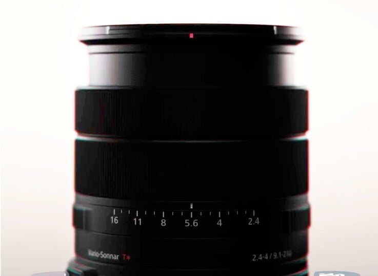 A etiqueta confirma que a lente oferece uma faixa de zoom ainda mais ampla do que a de seu modelo anterior.