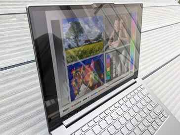 Lenovo ThinkBook Plus Gen2 em uso externo