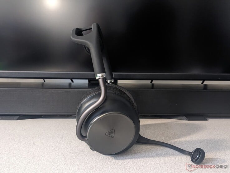 O lado do Turtle Beach Stealth Pro II é mostrado com o microfone