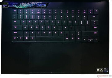 Os efeitos Razer Chroma RGB podem ser personalizados e são fáceis de ver através das teclas