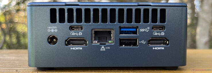 Traseira: Entrada CC, 2x USB4 (40 Gbps, DisplayPort), 2x HDMI 2.0, Ethernet (2,5 G), 1x USB-A 3.2 Gen 2 (10 Gbps), USB-A 2.0