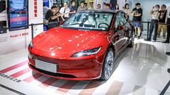 O Modelo 3 Highland em um showroom em Pequim (imagem: Tesla China)