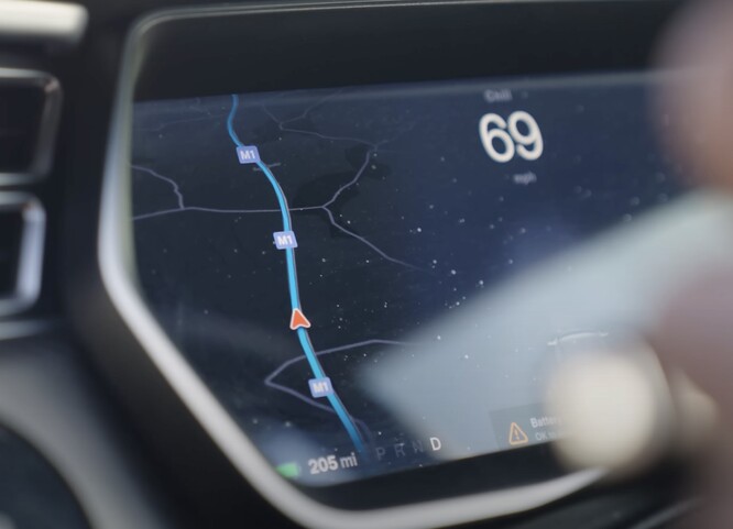 O Model S estimou inicialmente uma autonomia de 205 milhas, provavelmente com base no estilo de direção econômico de Paul. (Fonte: AutoTrader via YouTube)