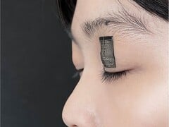 Uma imagem do sensor na pálpebra de uma pessoa (Fonte da imagem: Jun Chen Lab/UCLA; cortada)