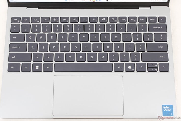 Com aproximadamente 12 x 7 cm, o clickpad pode parecer um pouco apertado, especialmente ao mover o cursor na vertical