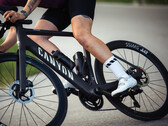 A e-bike Canyon Endurace:ONfly (foto) tem um controle remoto fino montado no guidão que alterna os modos e exibe o status da assistência. (Fonte da imagem: Canyon)