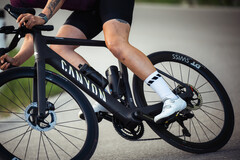 A e-bike Canyon Endurace:ONfly (foto) tem um controle remoto fino montado no guidão que alterna os modos e exibe o status da assistência. (Fonte da imagem: Canyon)