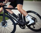 A e-bike Canyon Endurace:ONfly (foto) tem um controle remoto fino montado no guidão que alterna os modos e exibe o status da assistência. (Fonte da imagem: Canyon)
