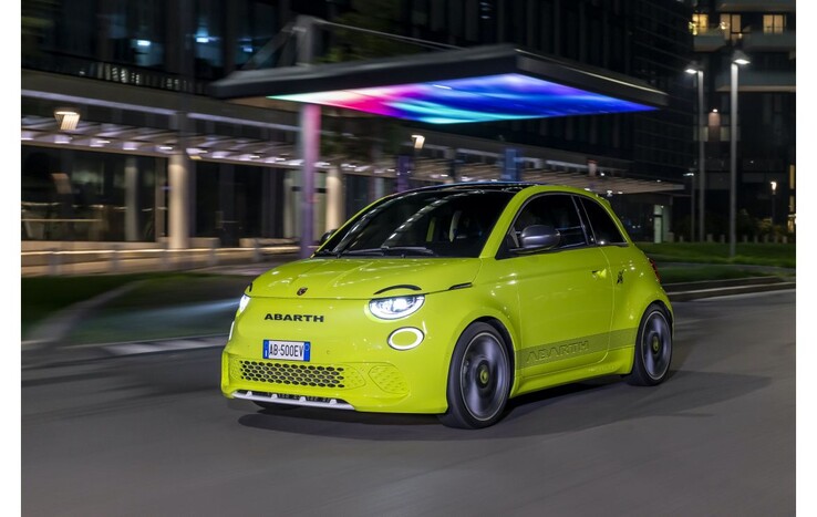 O novo Abarth 500e em Verde Ácido. (Fonte: Abarth)