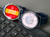 da esquerda para a direita: Huawei Watch GT 7 e Xiaomi Watch S5