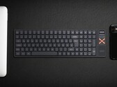 Teclado mecânico sem fio Iqunix Magi96 em uma mesa com outras tecnologias