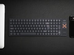 Teclado mecânico sem fio Iqunix Magi96 em uma mesa com outras tecnologias