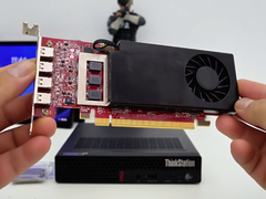 Uma imagem da GPU AMD RX7400 acima de um Lenovo ThinkStation.