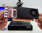Uma imagem da GPU AMD RX7400 acima de um Lenovo ThinkStation.