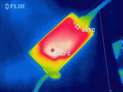 A fonte de alimentação atinge até 43,7 °C (110,6 °F) sob carga.