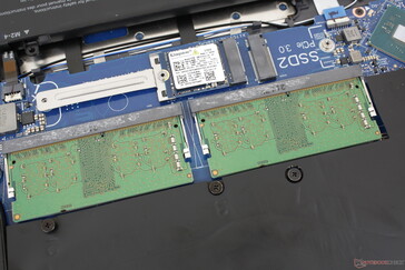 Slots acessíveis 2x SODIMM