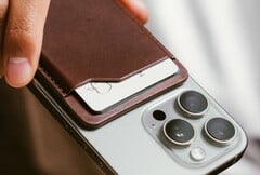 A nova carteira Mag de couro da Nomad pode ser localizada graças a um AirTag (Fonte da imagem: Nomad)