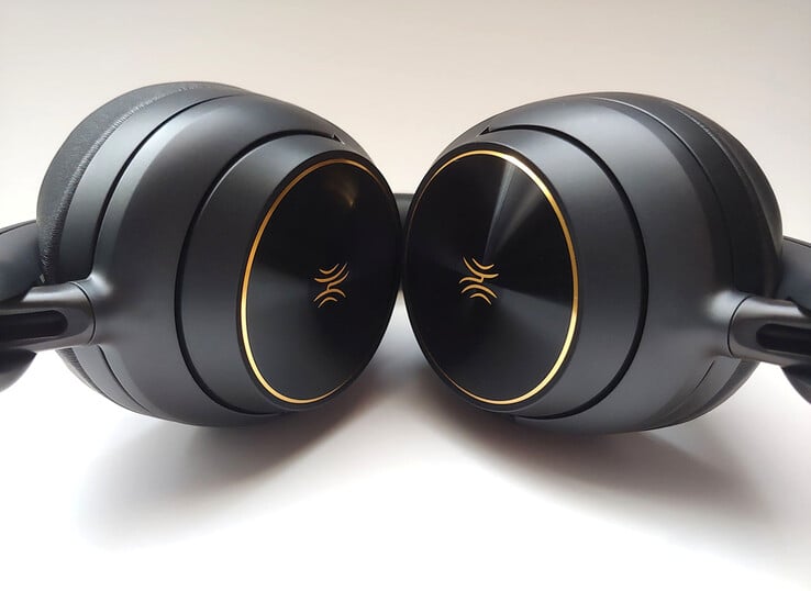 Ambos os fones de ouvido têm placas frontais de metal elegantes que adicionam personalidade ao design monocromático. (Fonte da imagem: Notebookcheck)