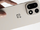 O próximo smartphone carro-chefe, o OnePlus 15. (Fonte da imagem: OnePlus, editado)