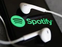 Uma imagem mostrando fones de ouvido em um telefone com o logotipo do Spotify. (Fonte da imagem: Jakub Porzycki/NurPhoto - Getty Images)