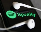Uma imagem mostrando fones de ouvido em um telefone com o logotipo do Spotify. (Fonte da imagem: Jakub Porzycki/NurPhoto - Getty Images)
