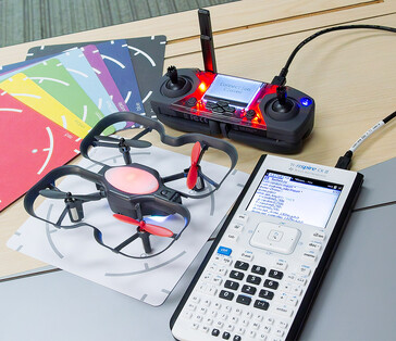 Um cabo conecta a calculadora gráfica TI Nspire CX II ao controlador Robolink CoDrone Edu para a programação do drone. (Fonte da imagem: TI)