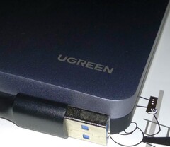 Caixa do disco rígido UGREEN USB C 2.5&#039;&#039; e cabo USB (Fonte: Própria)